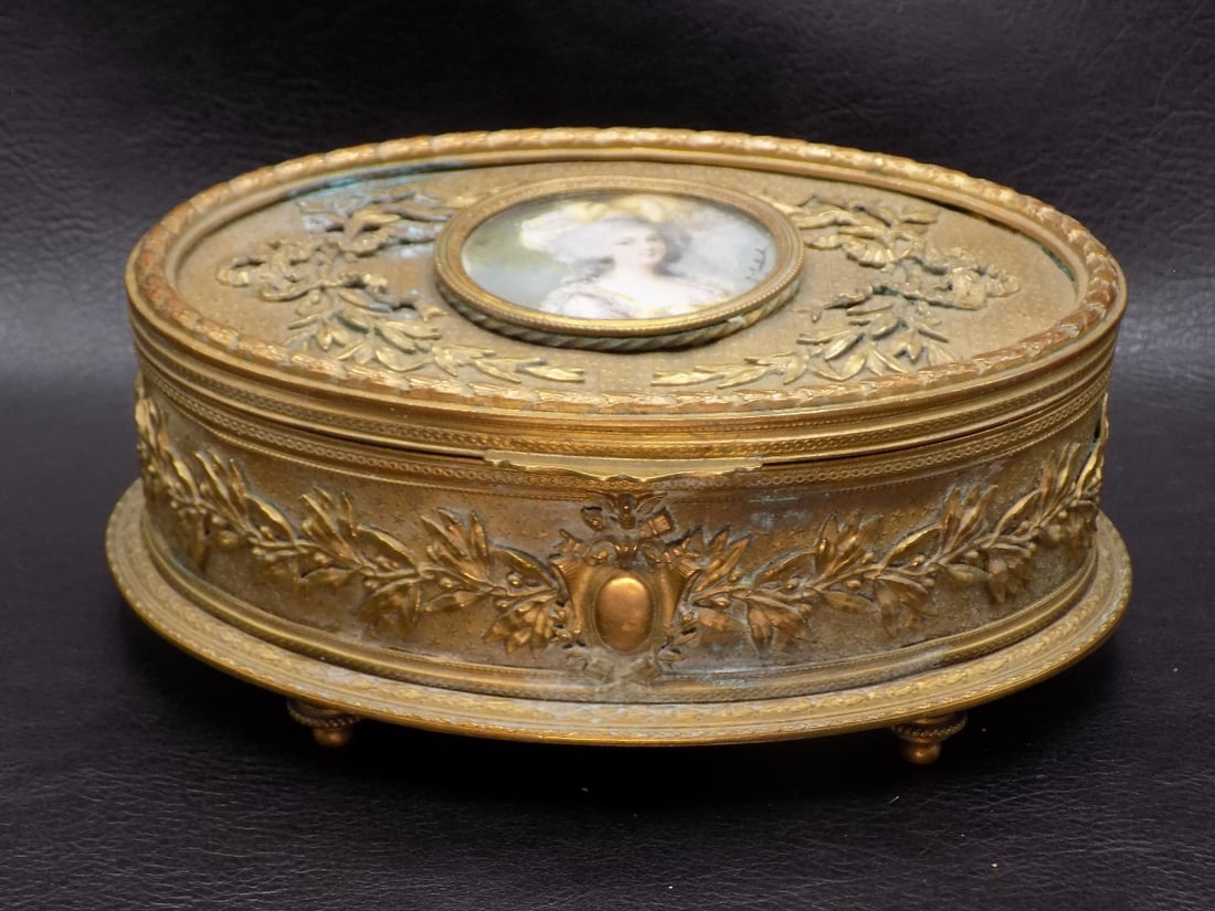 Fancy vintage jewelry and music box (1 of 6)