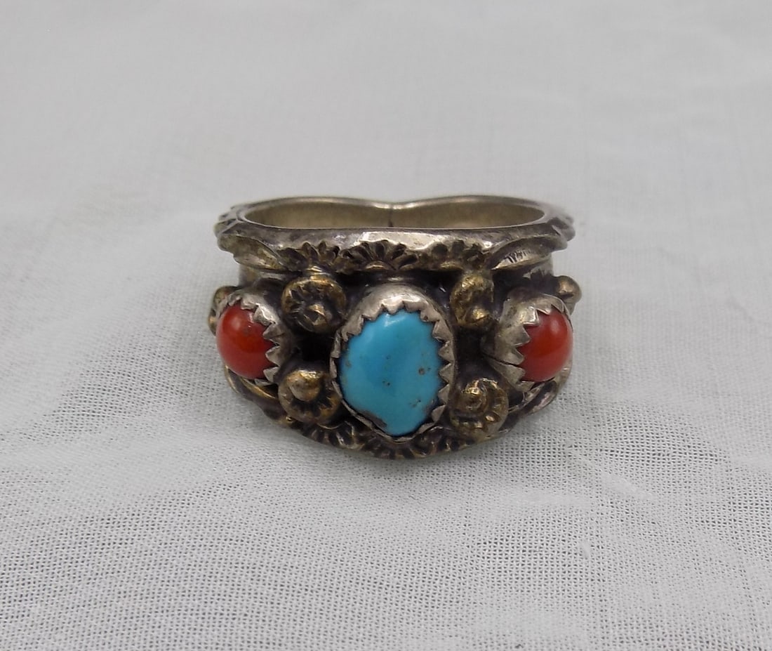 Vintage Native American Indian sterling silver turquoise and coral ring: Vintage Native American Indian sterling silver turquoise and coral ring. Size 7. Beautiful colors. In very good original as found condition. Great quality and detail. For in house shipping, please cal
