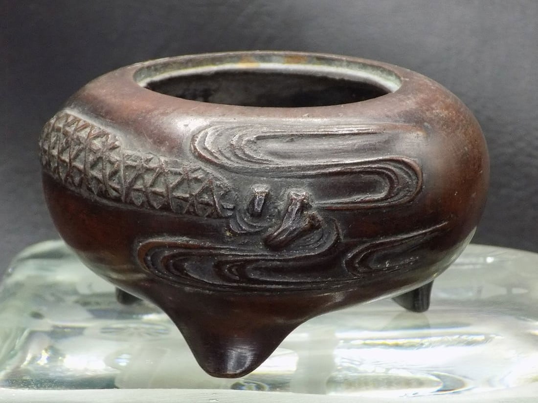 Small antique Oriental bronze bowl with dragon (1 of 5)