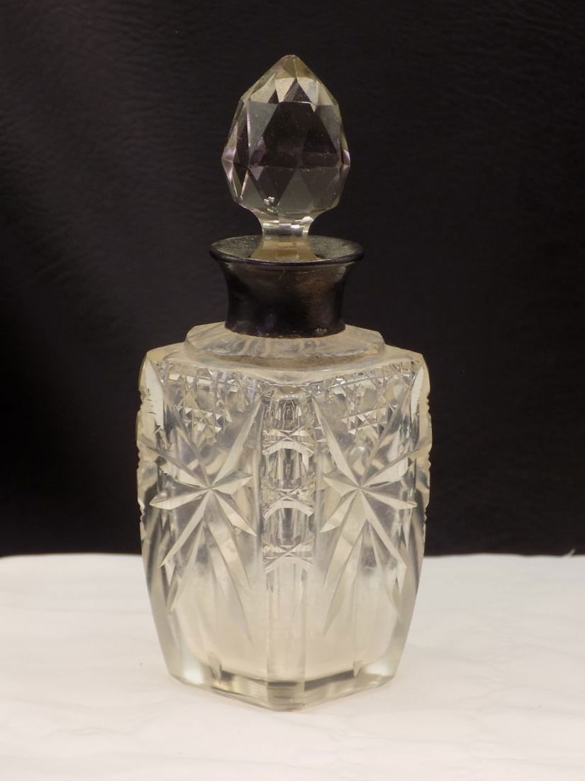 Small vintage cut glass perfume bottle (1 of 6)
