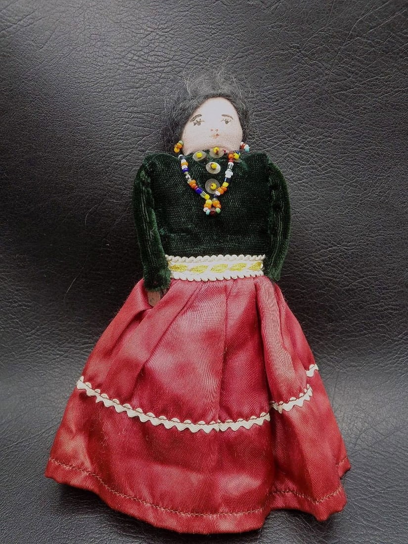 Vintage handmade Navajo Native American Indian doll (1 of 4)
