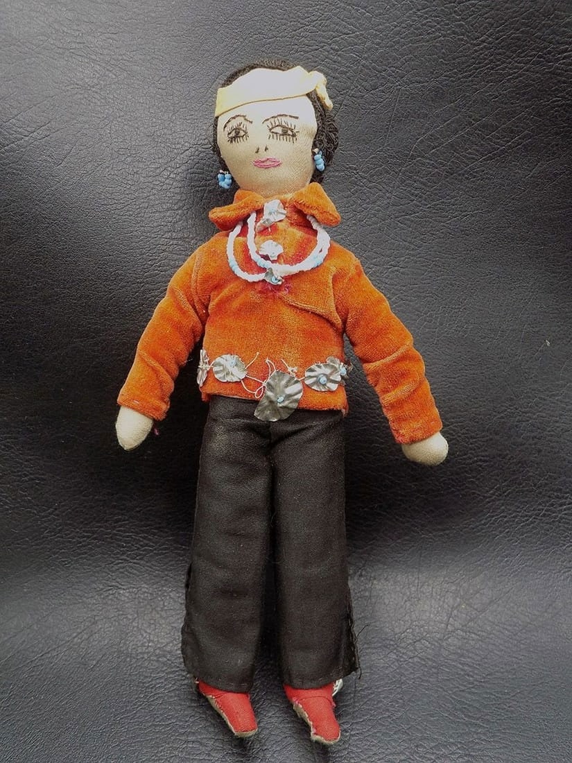 Vintage handmade Navajo Native American Indian doll (1 of 5)