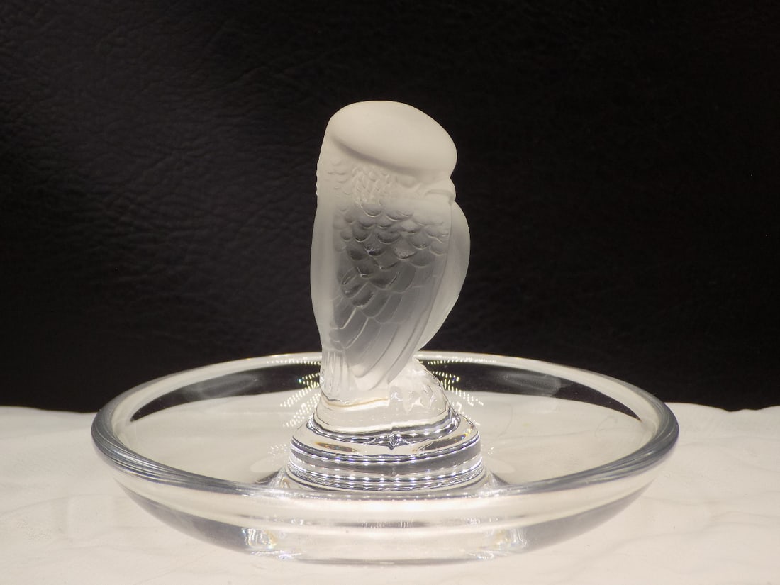 Vintage signed Lalique art glass bird of prey Rapace ring dish: Vintage signed Lalique art glass bird of prey Rapace ring dish. Beautiful colors. In very good original as found condition. Great quality and detail. 2 ¾ tall x 3 ¾ wide. For in house shippi