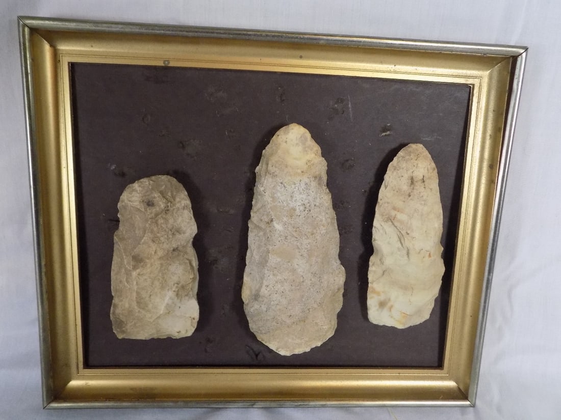 Antique Native American Indian artifacts in frame: Antique Native American Indian artifacts in frame. In very good original as found condition. Great quality and detail. Frame size 11 inches x 9 inches. Longest artifact is 5 7/8 inches long For in hou