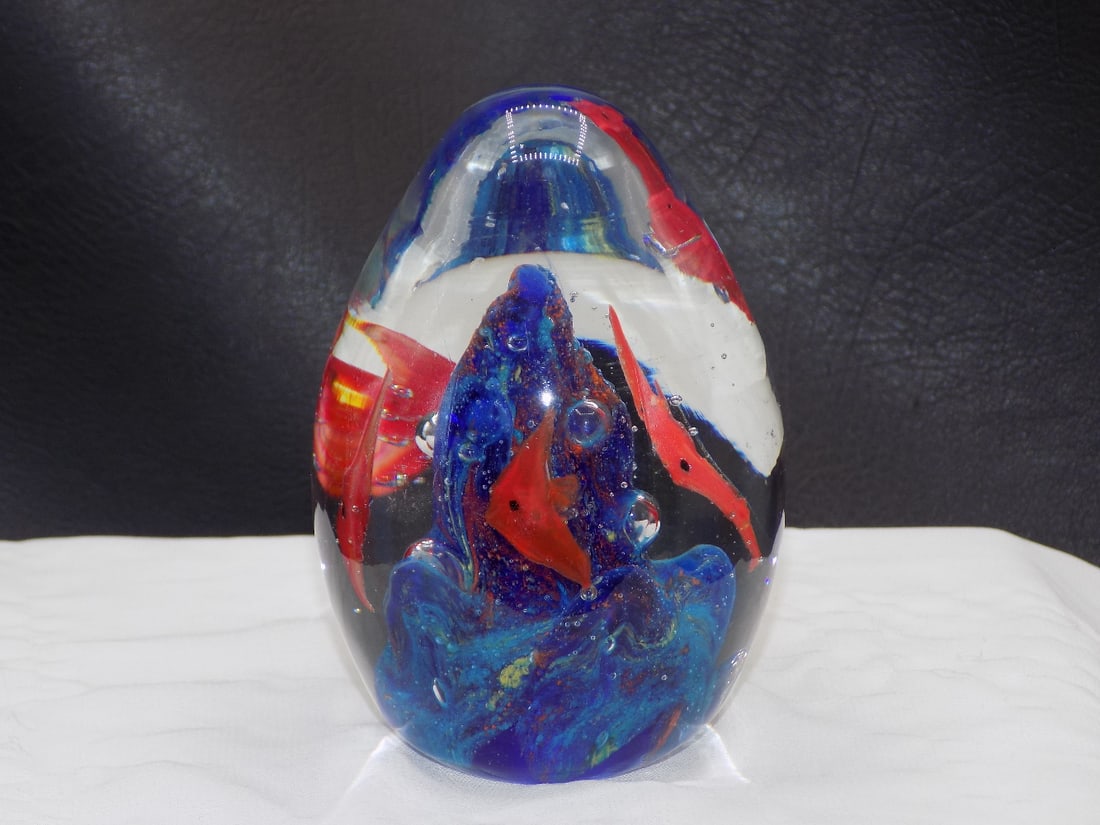Vintage Murano art glass paperweight with fish (1 of 5)