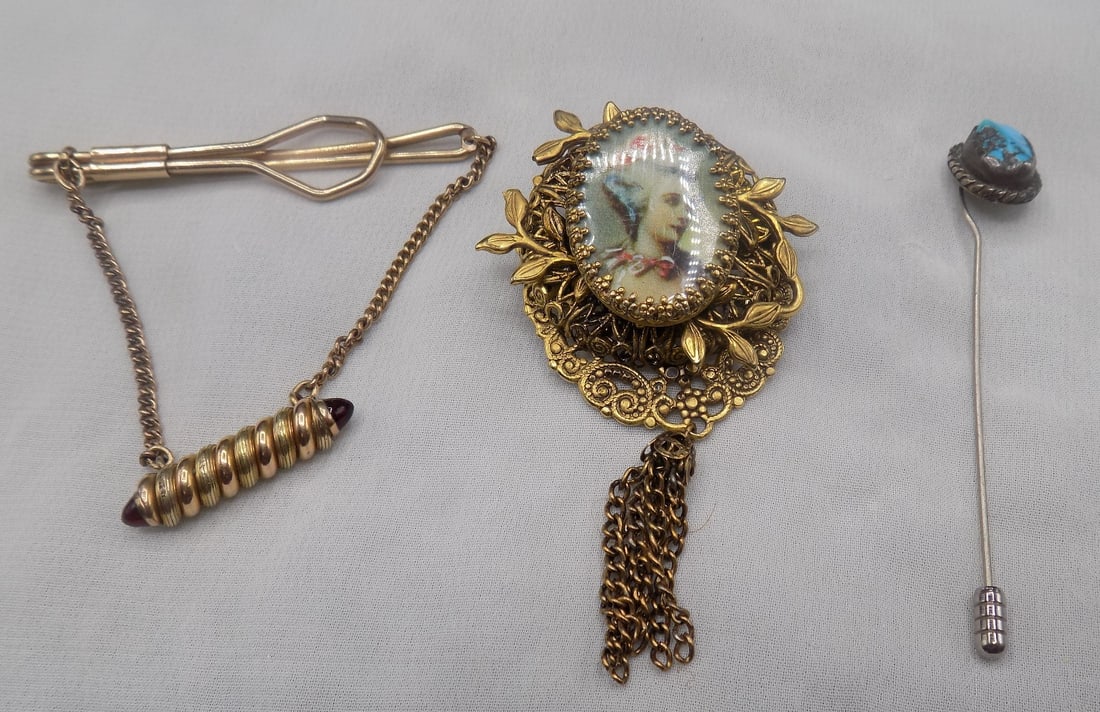 Three pieces of vintage jewelry: Three pieces of vintage jewelry. Broach, stick pin and tie clasp. Beautiful colors. In very good original as found condition. Great quality and detail. Stick pin 2 ¾ inches long. For in house shi
