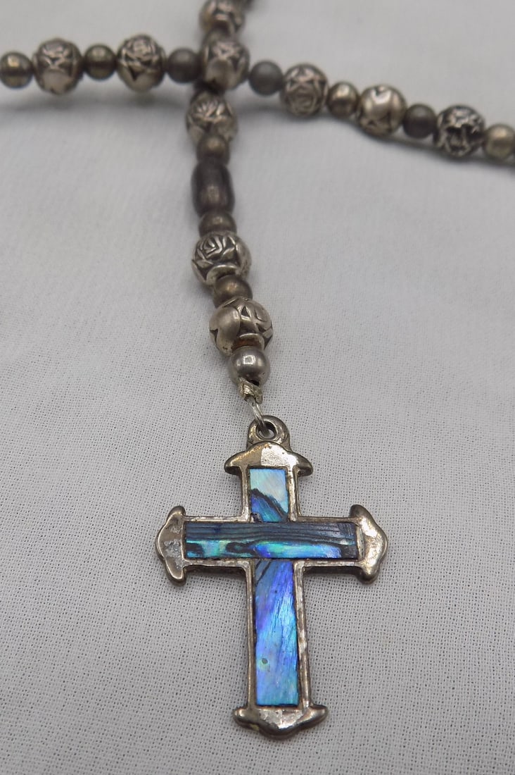 Vintage sterling silver necklace with abalone cross: Vintage sterling silver necklace with abalone cross. Fancy silver beads. Beautiful colors. In very good original as found condition. Great quality and detail. Total weight 24 grams. Total length 24 in
