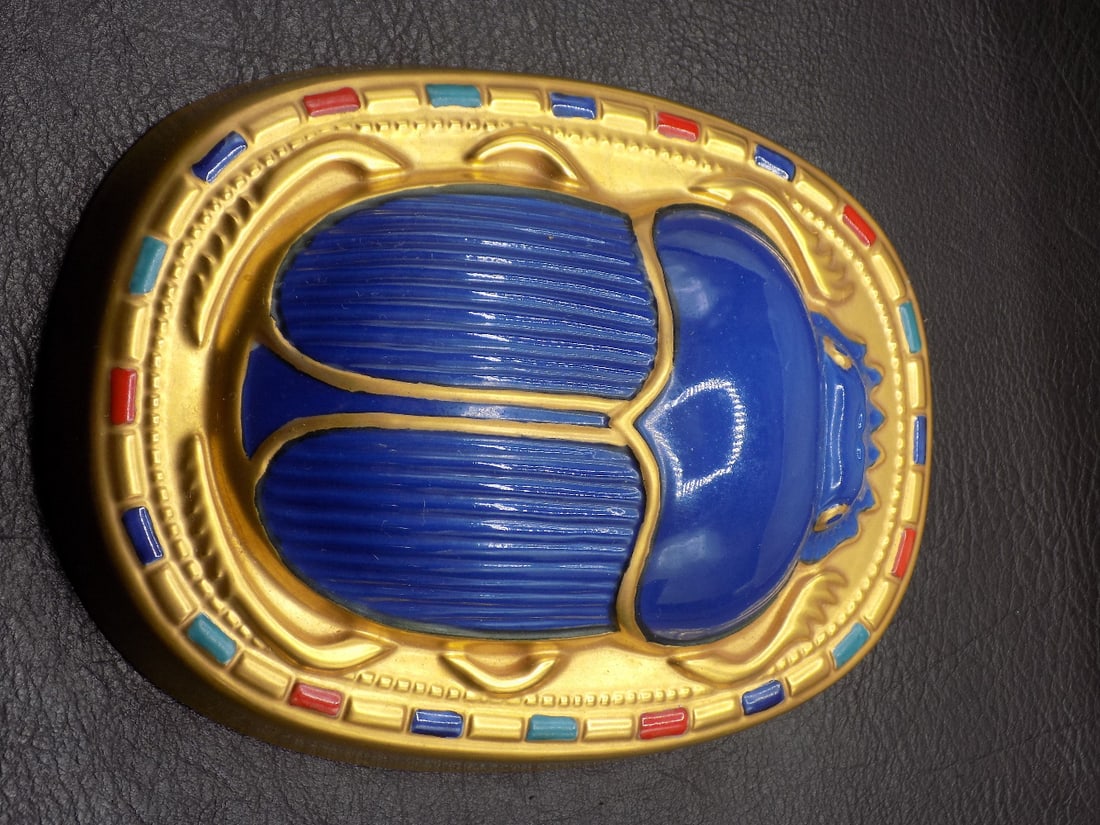 Vintage large scarab Courtesy of the Egyptian Museum Cairo: Vintage large scarab Courtesy of the Egyptian Museum Cairo. Treasures of Tutankhamun 1976 to 1979. Marked on back as shown in photo. Beautiful colors. In very good original as found condition. Great q