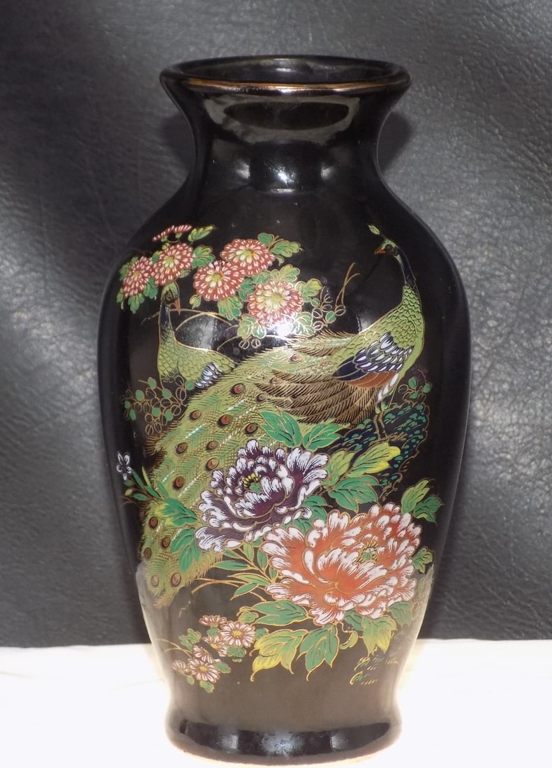 Beautiful hand painted Oriental vase with peacocks: Beautiful hand painted Oriental vase with peacocks. Marked as shown in photo. In very good original as found condition. Great quality and detail. 5 7/8 inches tall. For in house shipping, please call 