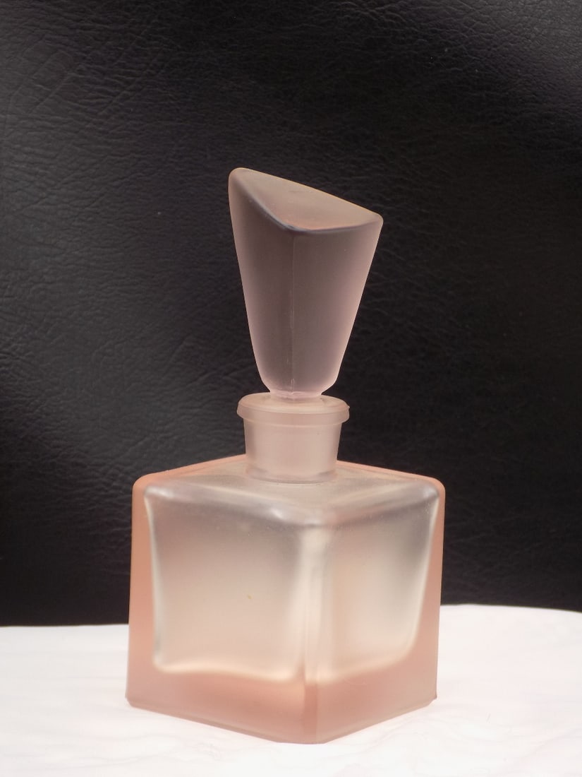 Vintage Art Deco pink satin glass perfume bottle: Vintage Art Deco pink satin glass perfume bottle. Beautiful colors. In very good original as found condition. Great quality and detail. 4 1/8 inches tall. Base is 2 inches square. For in house shippin