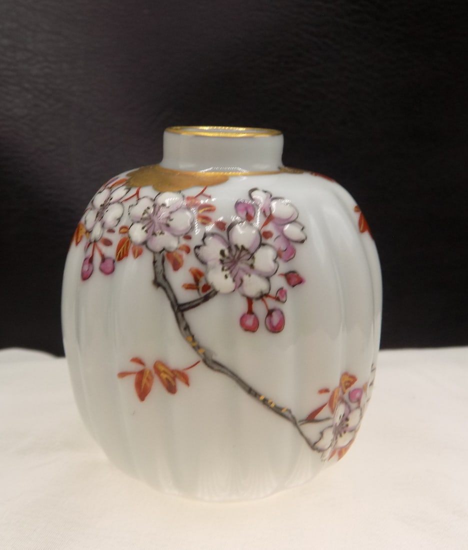 Japanese Kutani porcelain vase from Meiji period (1 of 5)