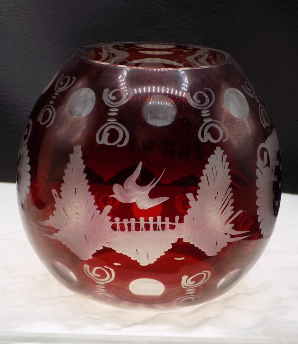 Vintage red cut to clear art glass rose bowl: Vintage red cut to clear art glass rose bowl. Beautiful colors. In very good original as found condition. Great quality and detail. 3 ½ inches tall x 4 ¼ wide. 6 ounces. For in house shippin