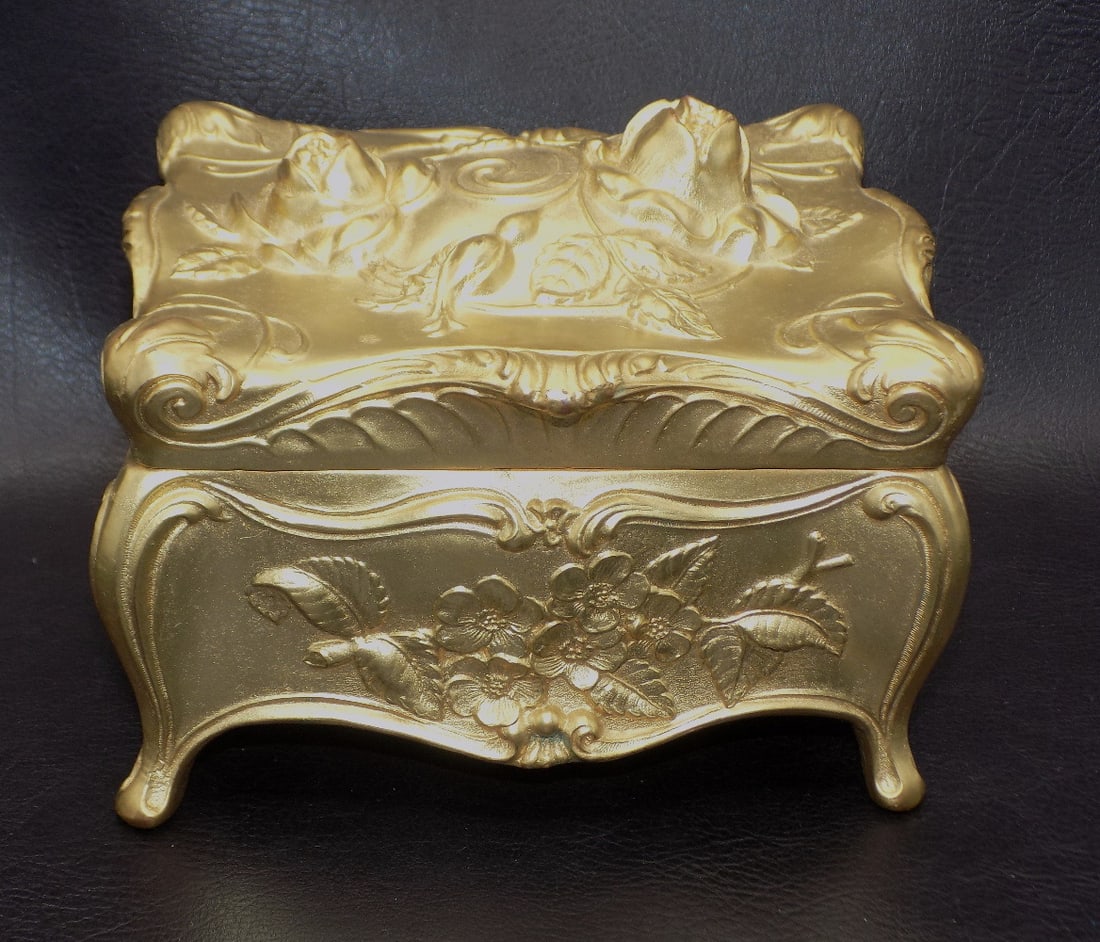 Beautiful large Art Nouveau floral decorated metal jewelry box: Beautiful large Art Nouveau floral decorated metal jewelry box. Three dimensional flowers. Cloth liner. In very good original as found condition. Great quality and detail. 4 ½ tall x 5 ½ wid