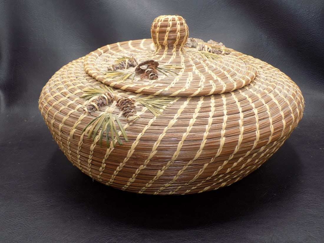 Vintage large Native American Indian Cherokee Seminole pine needle basket: Vintage large Native American Indian Cherokee Seminole pine needle basket. Beautiful colors. In very good original as found condition. Great quality and detail. 12 ½ wide near top center x 6 