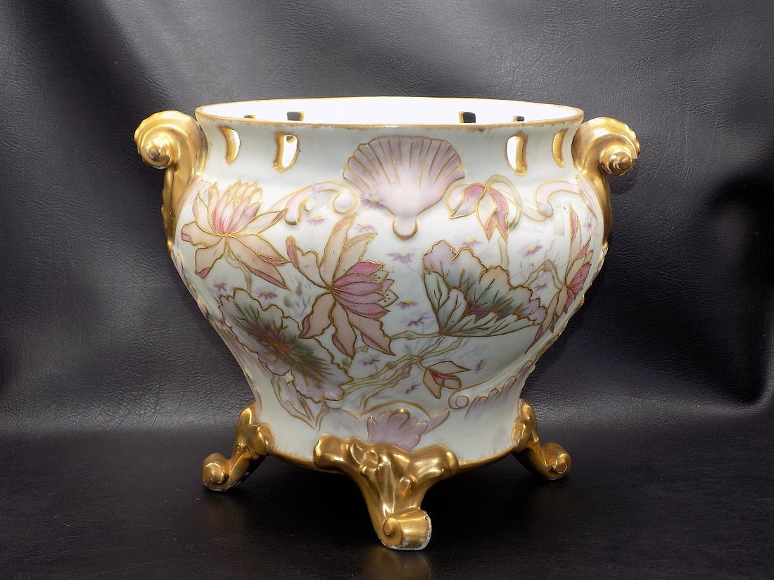 Elegant antique Limoges hand decorated jardinière: Elegant antique Limoges hand decorated jardinière. No maker marking. Flowers and shells with gold decorated handles and feet. Beautiful colors. In very good original as found condition. Great qua