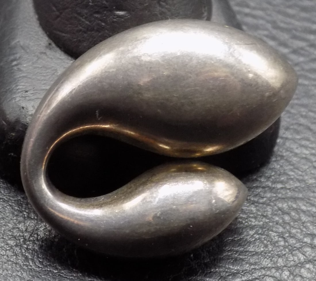 Signed Tiffany sterling silver Paloma Picasso pendant: Signed Tiffany sterling silver Paloma Picasso pendant. Marked on back as shown in photo. In very good original as found condition. Great quality and detail. 1 3/8 tall x 1 inch wide. 13.6 grams. For