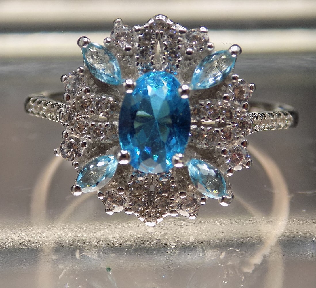 Beautiful 4 cwt blue and white topaz sterling silver ring (1 of 4)