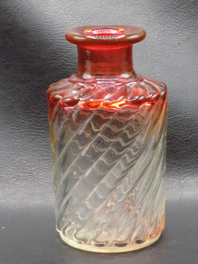 Baccarat rose tiente art glass vase: Baccarat rose tiente art glass vase. Beautiful colors. In very good original as found condition. Great quality and detail. 6 inches tall x 3 inches wide. 1 pound 6 ounces. For in house shipping, pleas