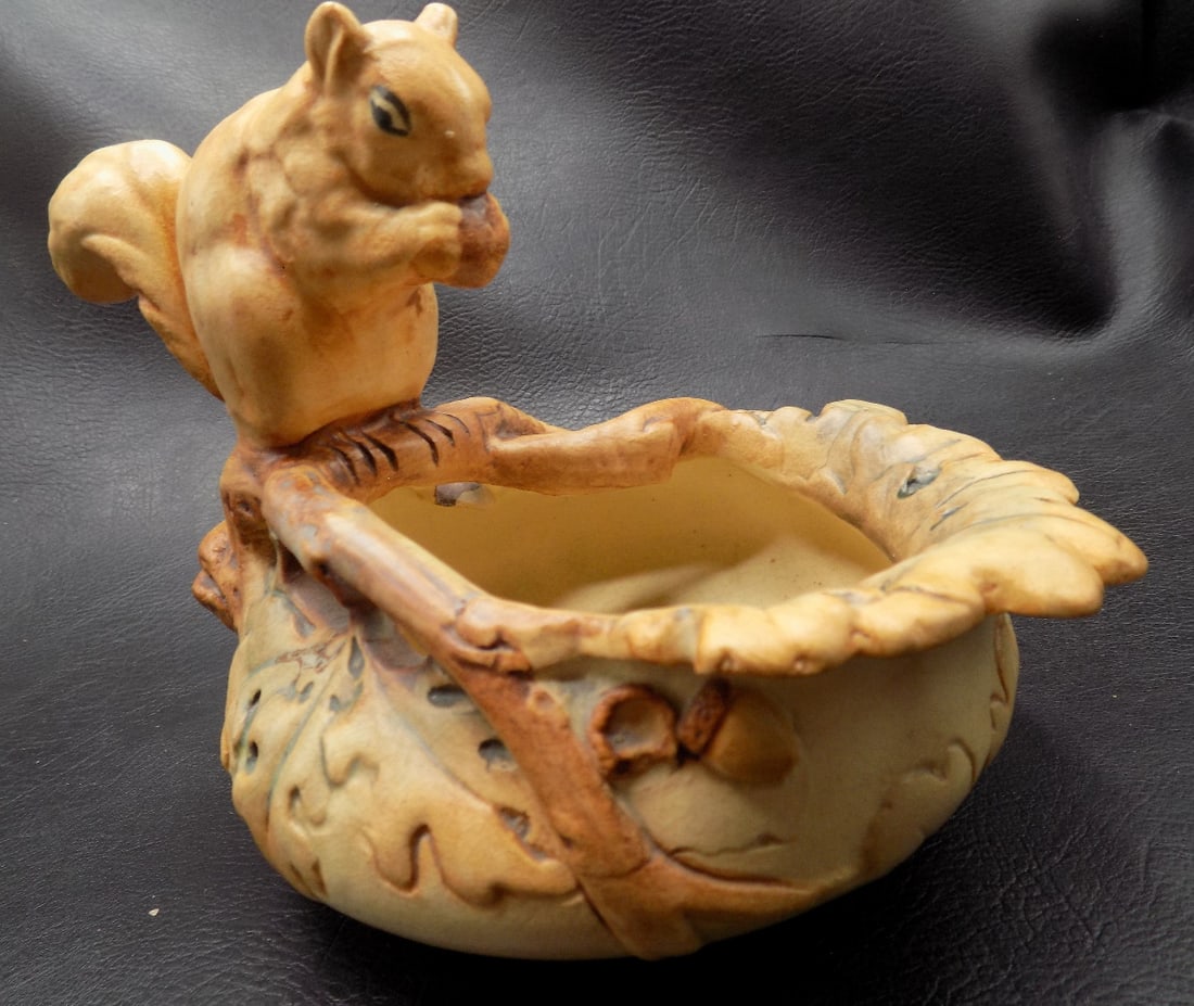 Vintage Weller Woodcraft art pottery squirrel bowl (1 of 5)