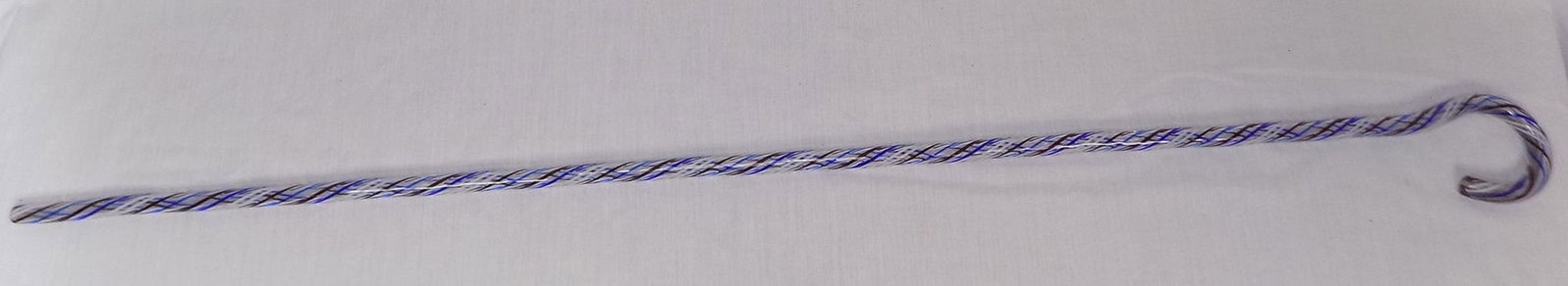 Beautiful antique art glass cane: Beautiful antique art glass cane. Clear with blue and black swirl internal decoration. In very good original as found condition. Great quality and detail. 34 long x 3 ¼ wide. 8 ounces. For in hou