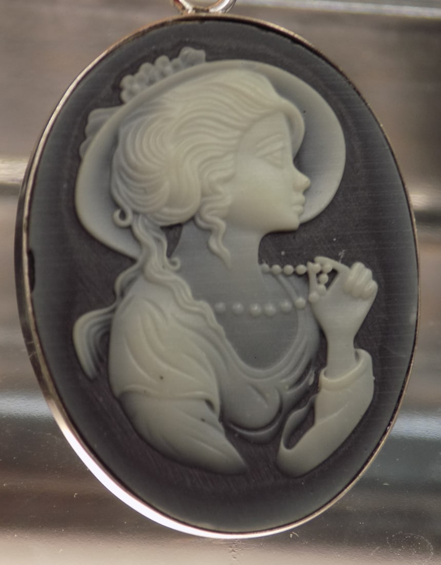 Beautiful sterling silver Italian cameo pendant: Beautiful sterling silver Italian cameo pendant. 1 ½ tall, not including loop . For in house shipping, please call Mike at Thriftiques 319-321-0613