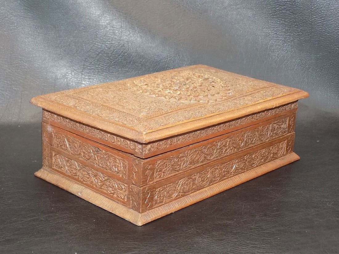 Nicley carved vintage wood jewelry or trinket box (1 of 7)