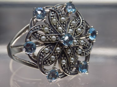 Beautiful  3 cwt aquamarine and pearl  sterling silver ring