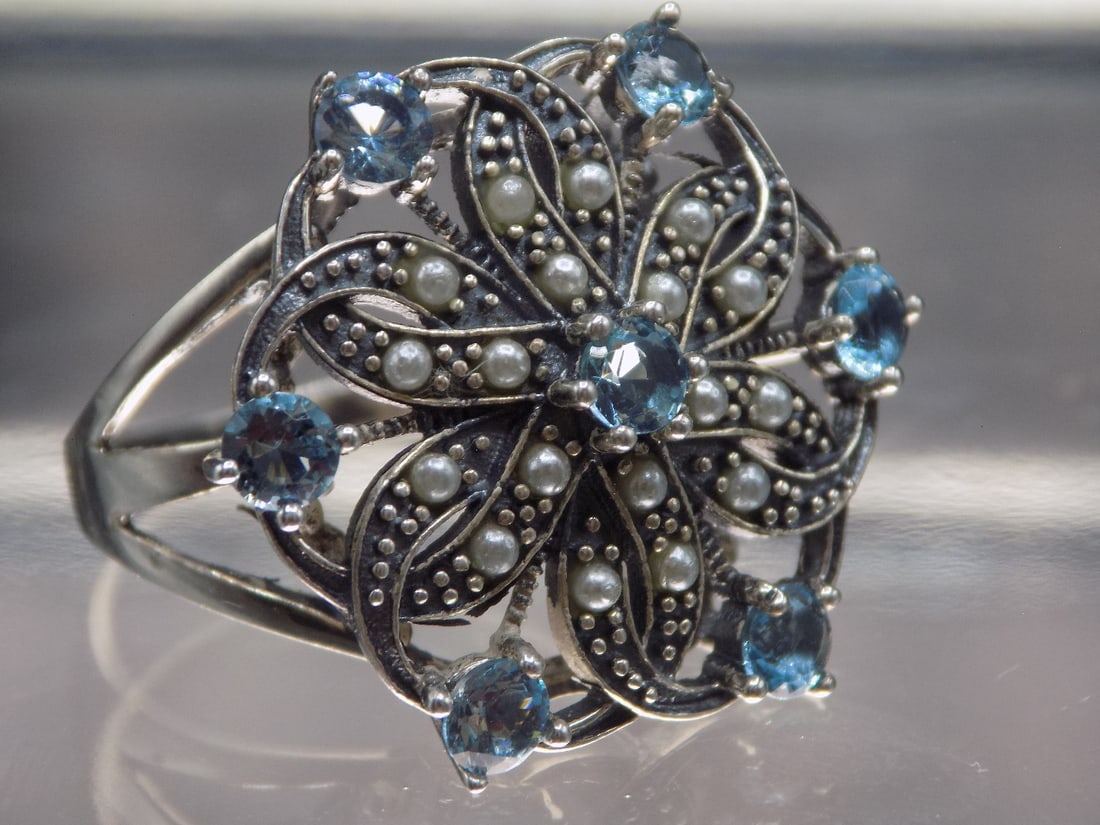 Beautiful 3 cwt aquamarine and pearl sterling silver ring: Beautiful 3 cwt aquamarine and pearl sterling silver ring. Lab created. Size 8. For in house shipping, please call Mike at Thriftiques 319-321-0613