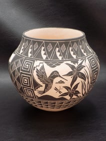 Beautiful Acoma Native American Indian pottery vase