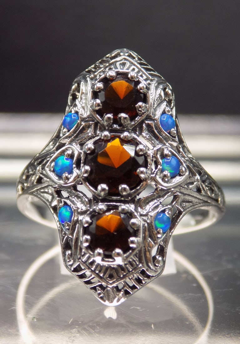 Beautiful 3 cwt garnet and opal sterling silver ring - 3