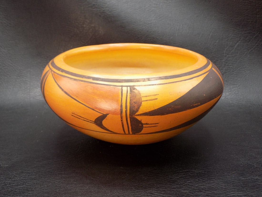 Beautiful Hopi Tewa Pueblo Native American Indian pottery vase: Beautiful Hopi Tewa Pueblo Native American Indian pottery vase. Artist signed R Coochise as shown in photo. Beautiful colors. In very good original as found condition. Great quality and detail. 2 7/8 