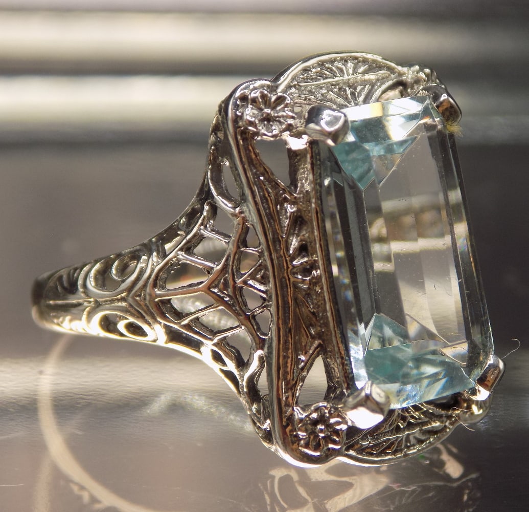Beautiful 10 ct aquamarine sterling silver ring: Beautiful 10 ct aquamarine sterling silver ring. Lab created. Size 8. For in house shipping, please call Mike at Thriftiques 319-321-0613