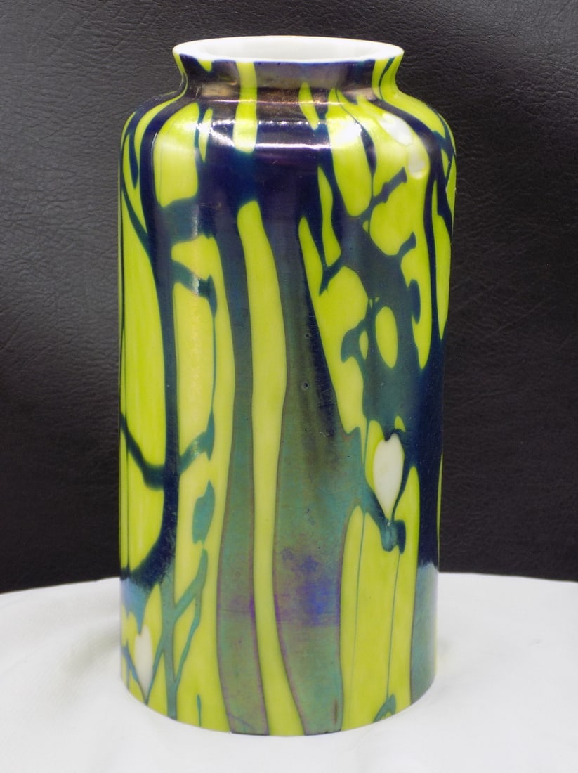 Unusual vintage Zephyr art glass lamp shade: Unusual vintage Zephyr art glass lamp shade. No maker marking. Beautiful colors. In very good original as found condition. Great quality and detail. 6 3/8 inches tall x 2 1/8 wide at fitter rim. 3 3/8