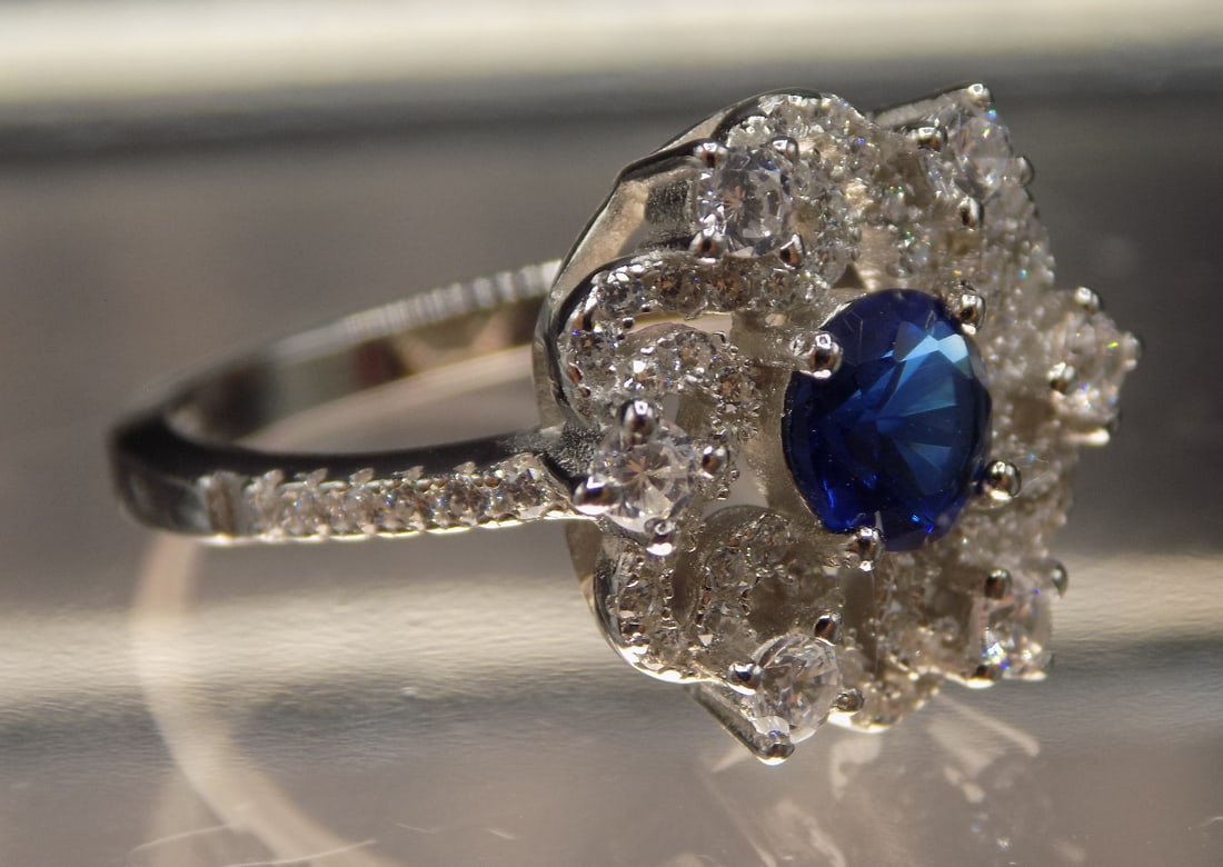 Beautiful 2 cwt sapphire and topaz sterling silver ring (1 of 4)