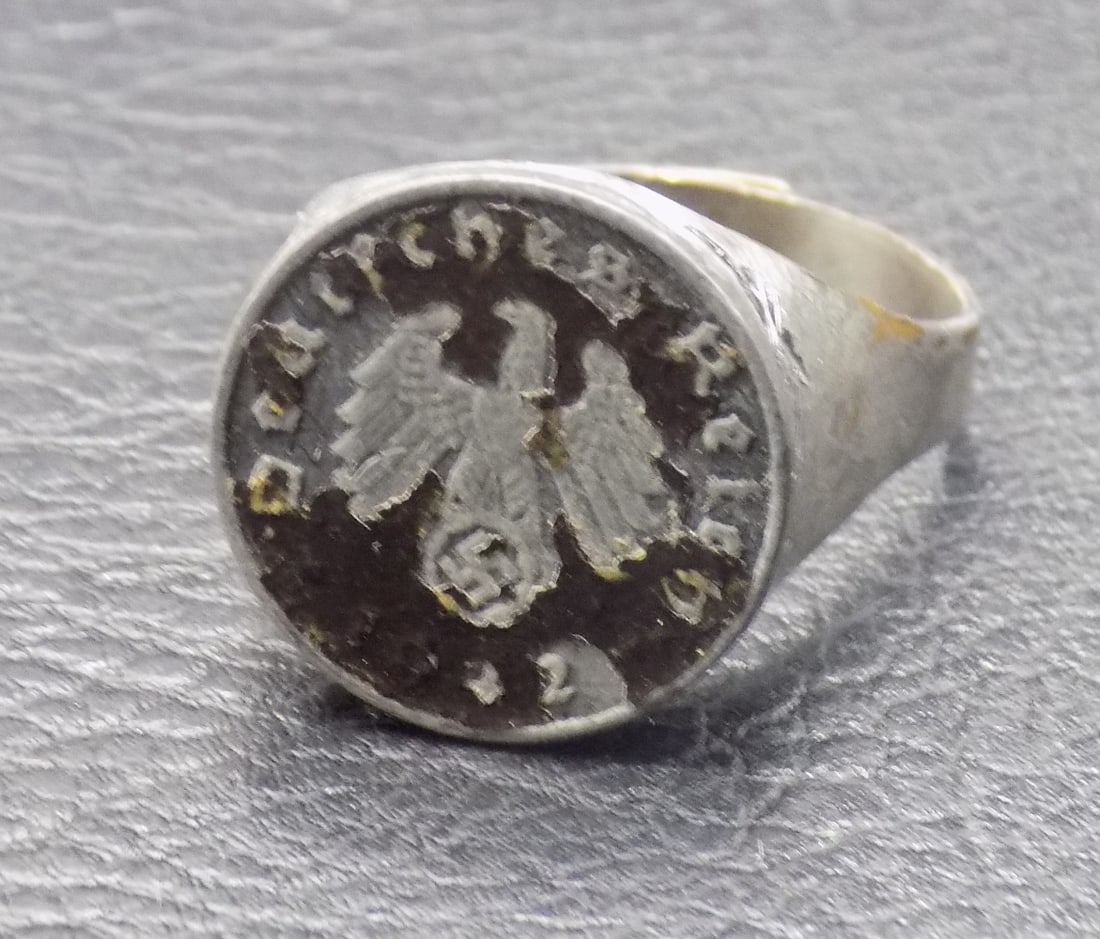 World War II German Deutsches Reich signet ring: World War II German Deutsches Reich signet ring. Show wear as shown in photos. Adjustable size. Great quality and detail. 5,5 grams. For in house shipping, please call Mike at Thriftiques 319-321-0613