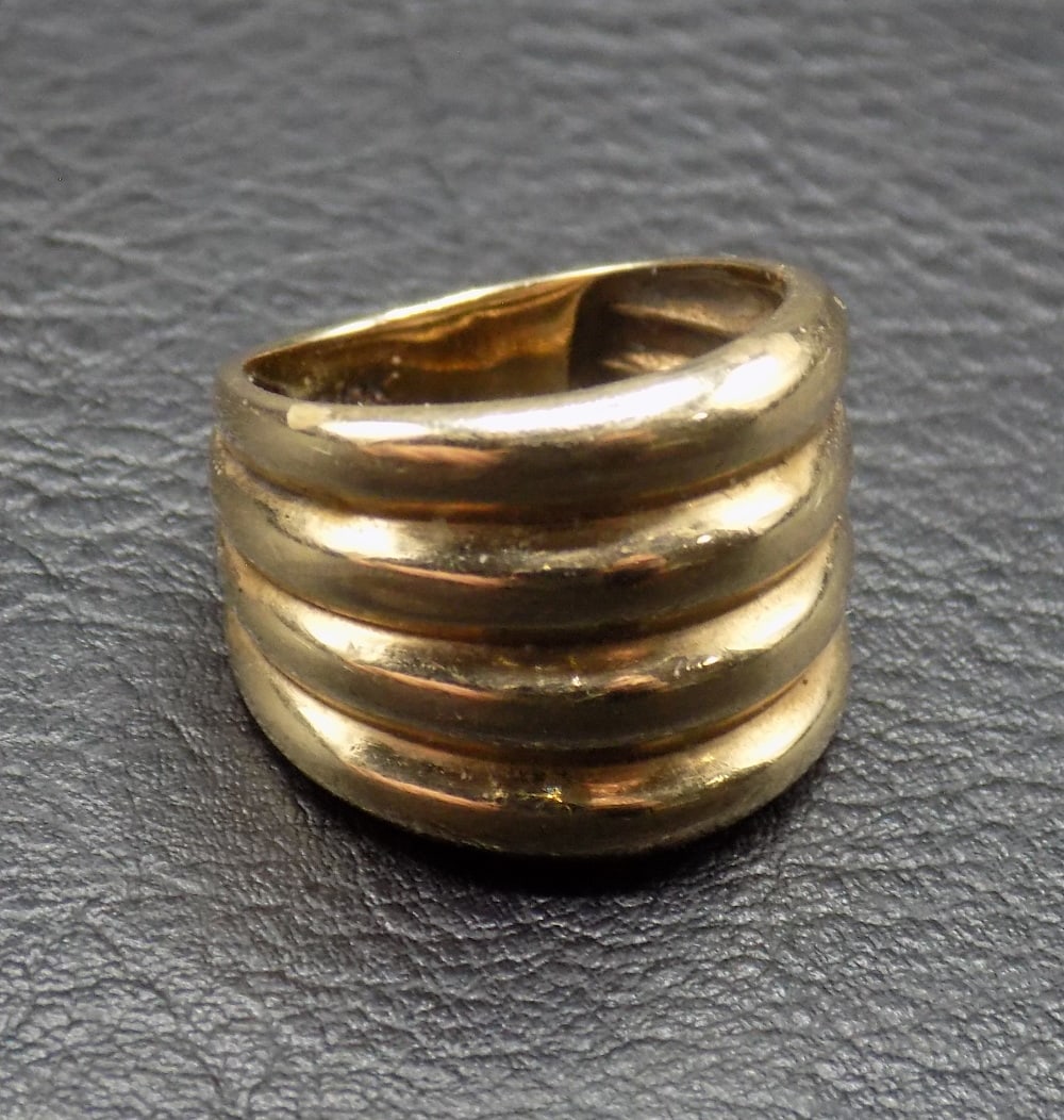 Beautiful 10 k gold ring (1 of 3)