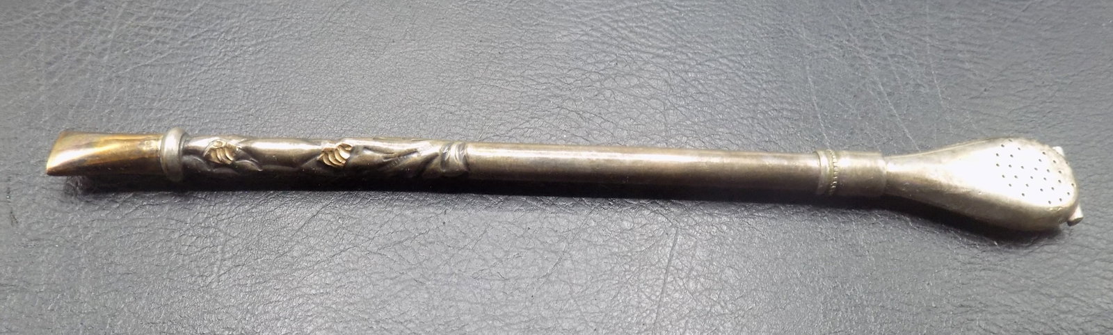 Antique Argentina Bombilla Yerba. Mate straw. 800 silver with 18k gold overlay tip: Antique Argentina Bombilla Yerba. Mate straw. 800 silver with 18k gold overlay tip. Marked as shown in photo. In very good original as found condition. Great quality and detail. 7 7/8 inches long. 32 