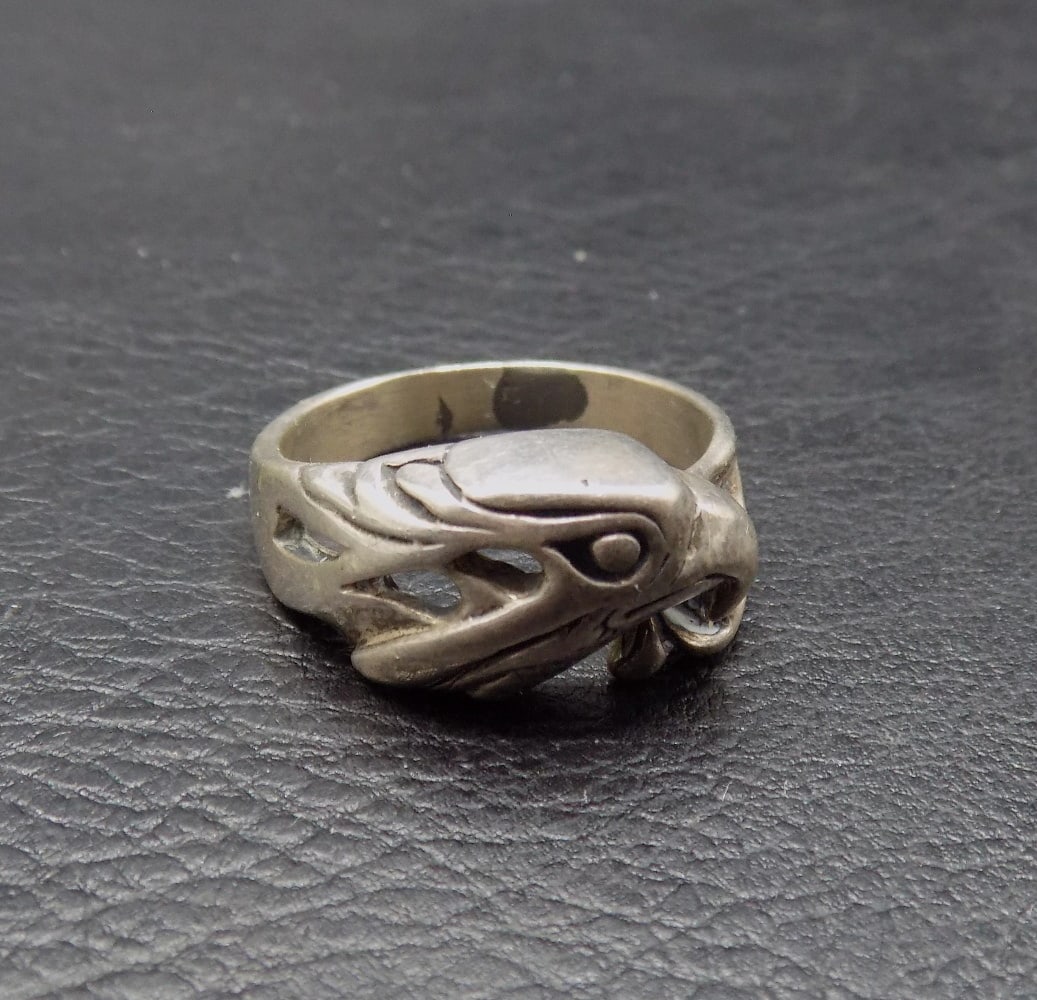 Vintage Native American Indian sterling silver ring with eagle head: Vintage Native American Indian sterling silver ring with eagle head. Size 12 ½. 10.6 grams. In very good original as found condition. Great quality and detail. For in house shipping, please call 