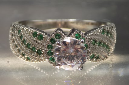 Beautiful  2 cwt emerald  sterling silver ring