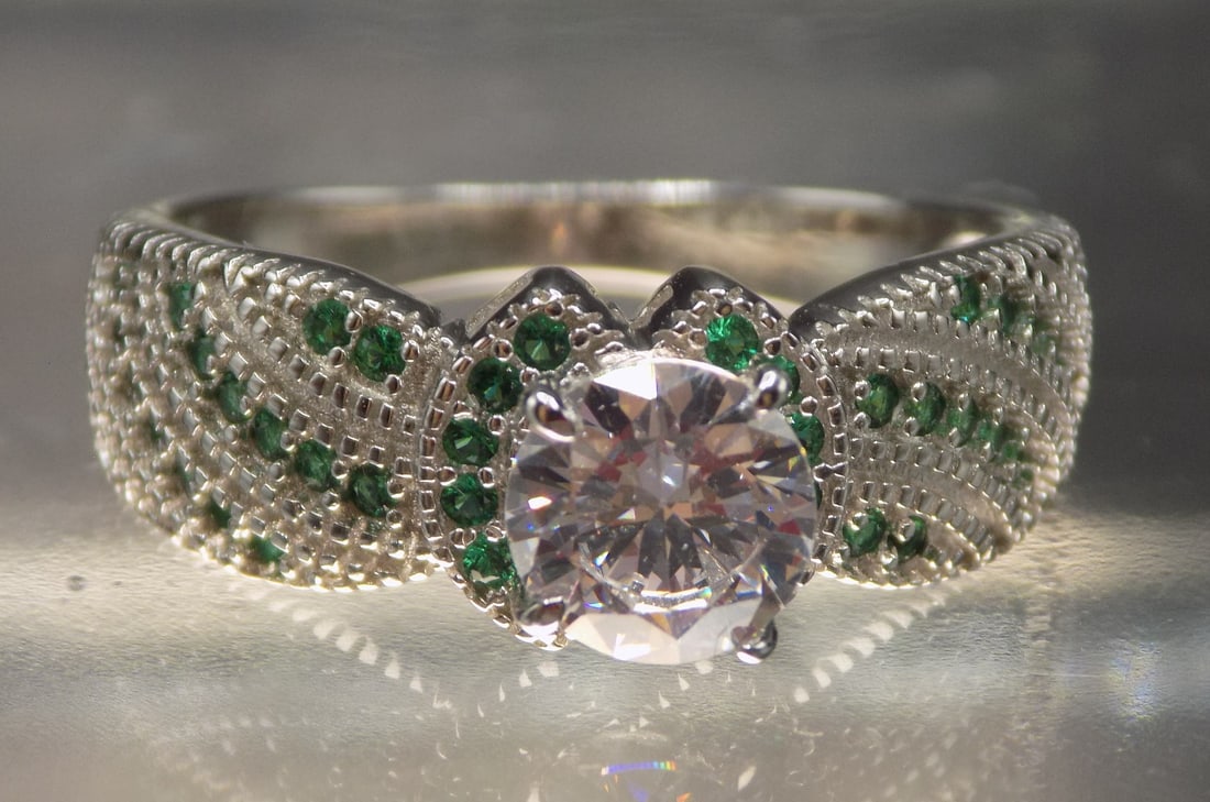 Beautiful 2 cwt emerald sterling silver ring (1 of 3)