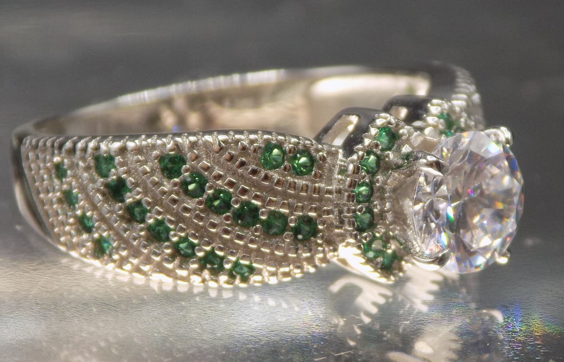 Beautiful 2 cwt emerald sterling silver ring - 2