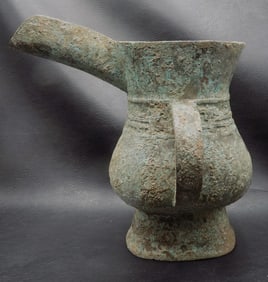 Archaic Chinese bronze wine pot or flagon