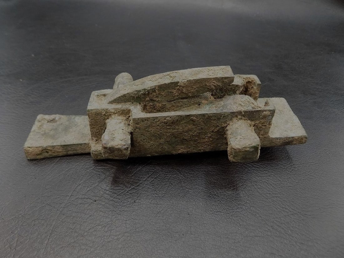 Ancient Chinese bronze crossbow trigger mechanism: Ancient Chinese bronze crossbow trigger mechanism. Includes two medallions. Please see photos for condition. 6 ¼ inches long. Conchos or medallions 2 ¼ wide. Total weight 2 pounds. For in ho