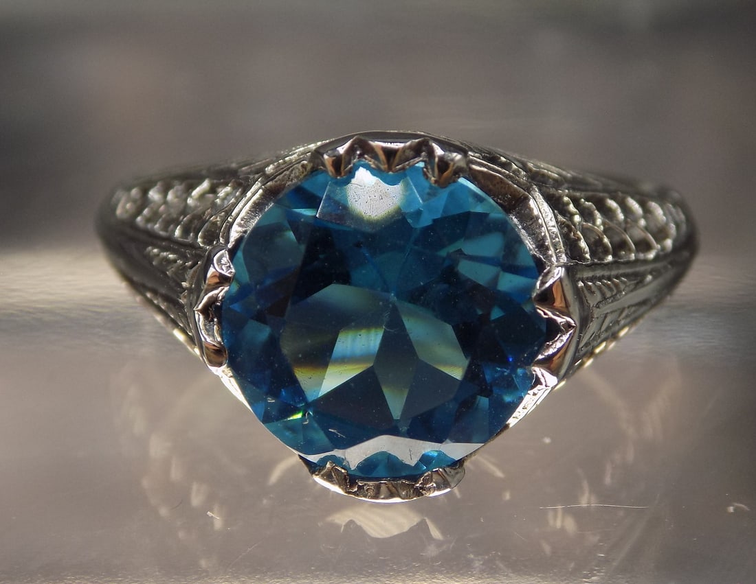 Beautiful 4 ct blue topaz sterling silver ring (1 of 6)