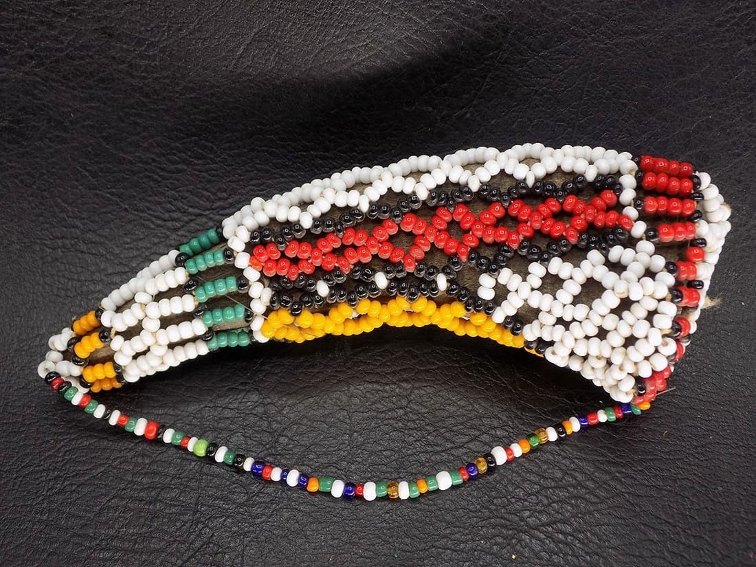 Vintage Native American Indian small beaded buffalo horn: Vintage Native American Indian small beaded buffalo horn. Beautiful colors. In very good original as found condition. Great quality and detail. 5 ¼ inches long. 2 ounces. For in house shipping, p