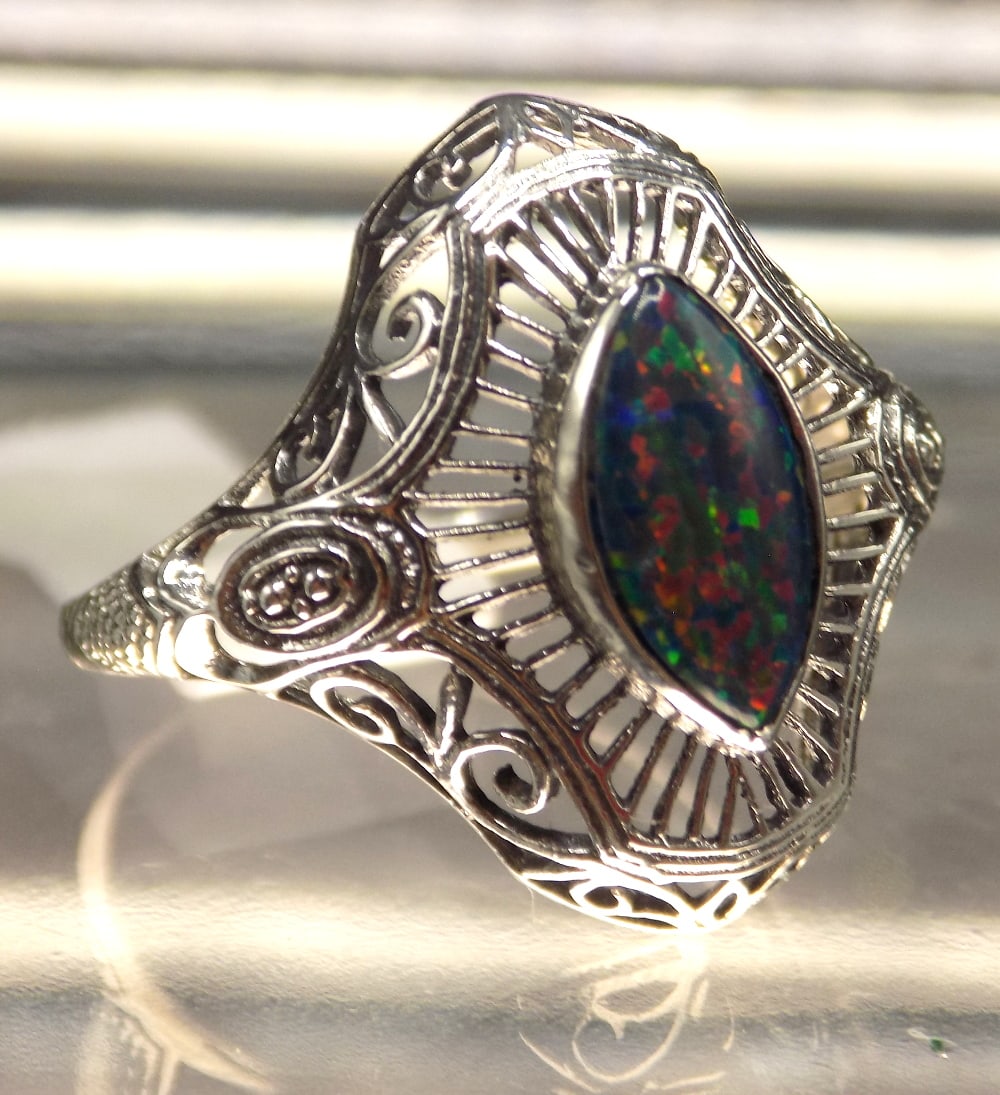 Beautiful 2 ct red fire opal sterling silver ring (1 of 6)