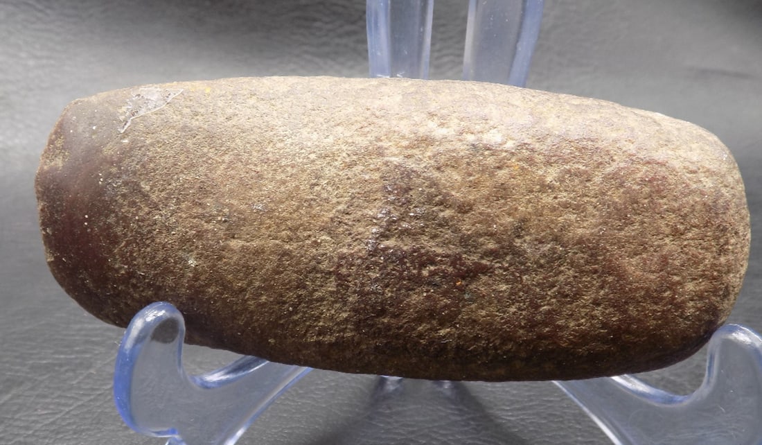 Antique Native American Indian stone celt: Antique Native American Indian stone celt. In very good original as found condition. Great quality and detail. Possibly over 1000 years old. 4 5/8 inches long x 1 7/8 wide x 1 3/8 inches thick. 12 oun