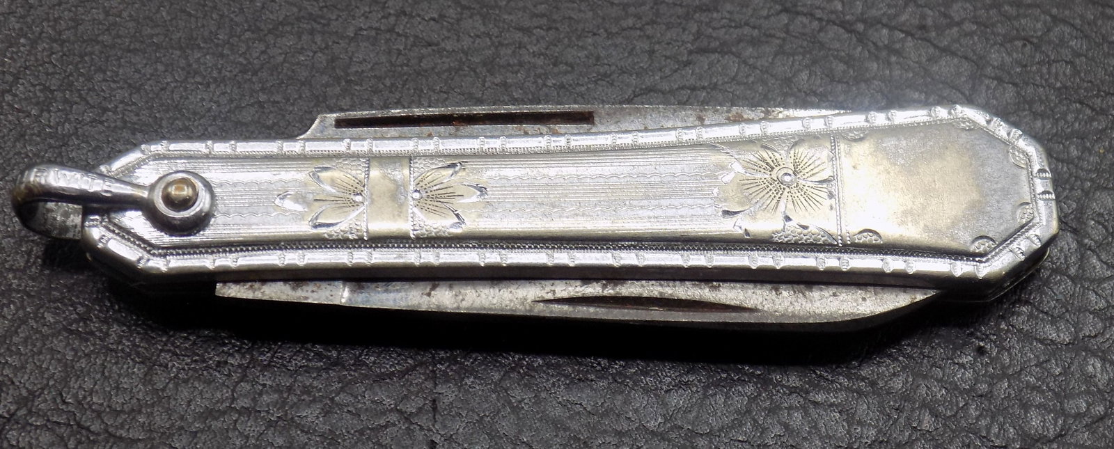 Antique Art Deco white gold filled decorated pocket knife: Antique Art Deco white gold filled decorated pocket knife. Marked on blade as shown in photos. In very good original as found condition. Great quality and detail. Closed 2 ¼ long. 13 grams. For i