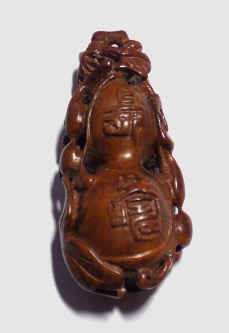 Vintage finely carved Asian boxwood netsuke or pendant: Vintage finely carved Asian boxwood netsuke or pendant. 2 ¼ inches tall. . In very good original as found condition. Great quality and detail. 12 grams For in house shipping. Please call Mike at 
