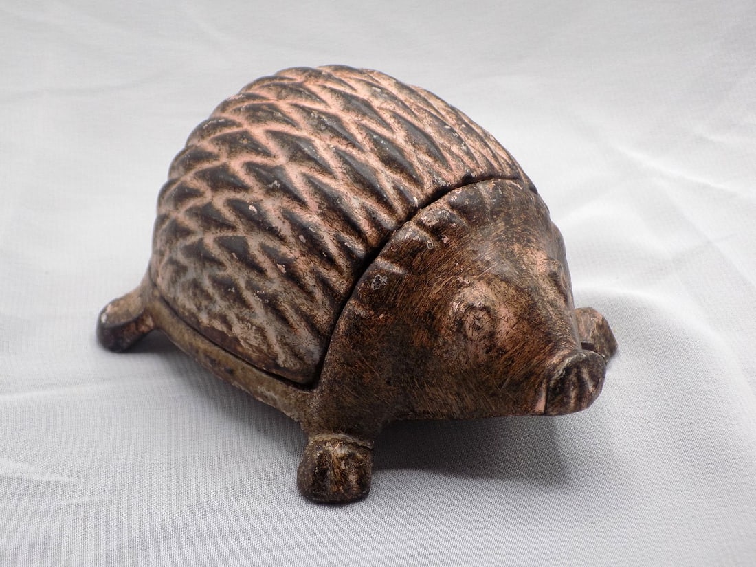 Vintage cast iron hedge hog key holder (1 of 5)